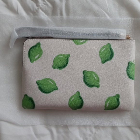 LAST ONE 💚COACH CORNER ZIP WRISTLET WITH LEMON LIMES PRINT NEW - Picture 2 of 7
